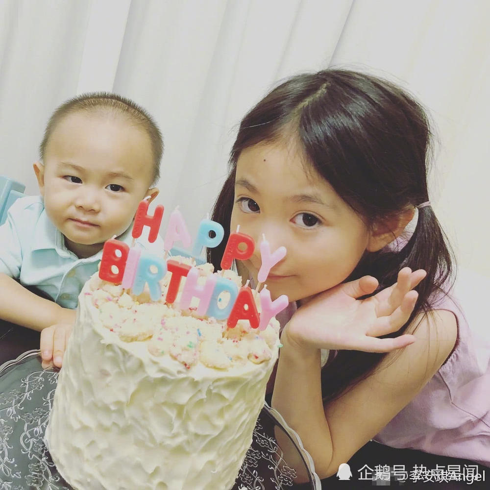 李安琪晒儿子庆生照奥莉和弟弟同框可爱极了