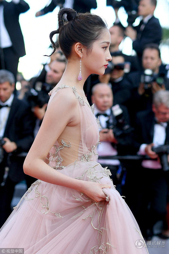 关晓彤穿粉色透视长裙现身戛纳红毯 一个细节暴露她很保守