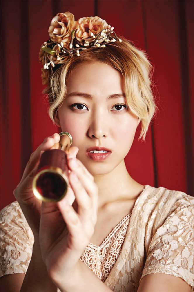 王若琳带着那副黑胶唱片般的复古嗓来唱朋克电音了