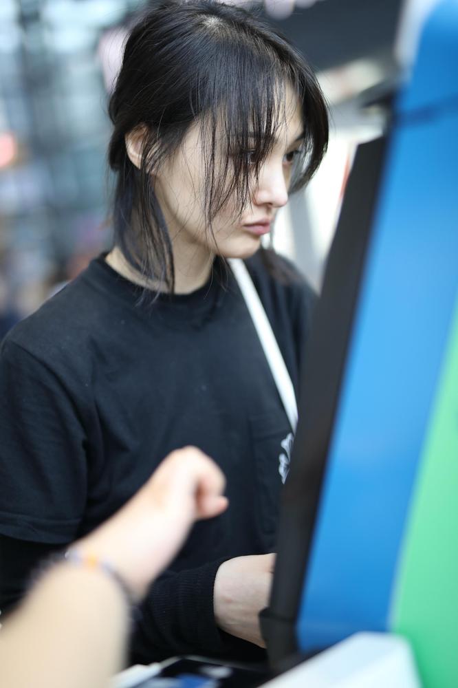 郑爽素颜露面,鼻头痘痘眼下淤青明显