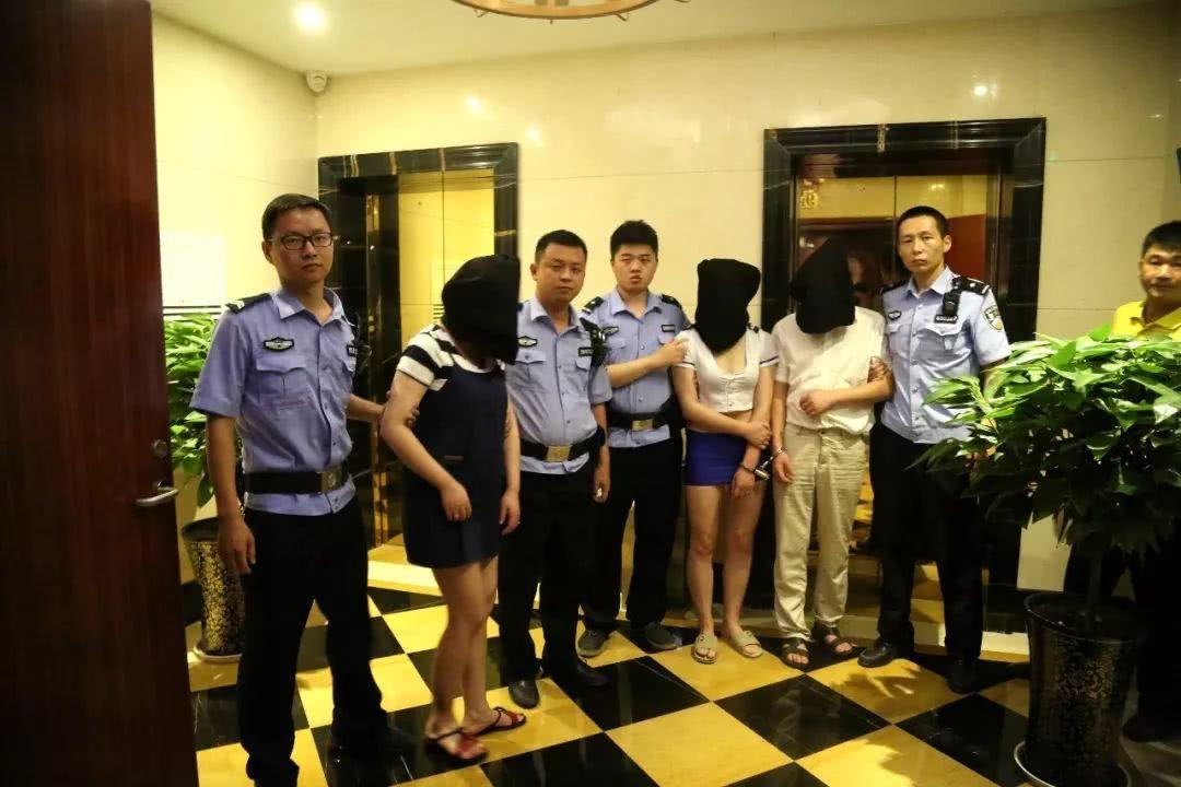 组图:湖北捣毁一涉黄窝点 当场抓了27名男女