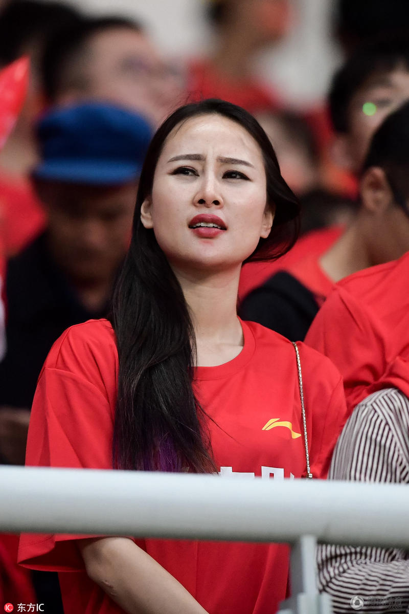 高清国足赛前球迷热情高美女球迷呐喊助威