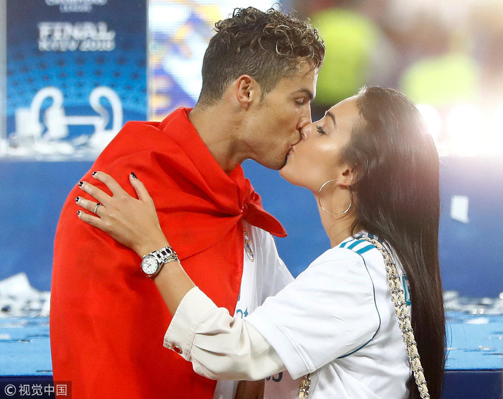 c罗身披国旗欢庆 与女友热吻_体育_腾讯网