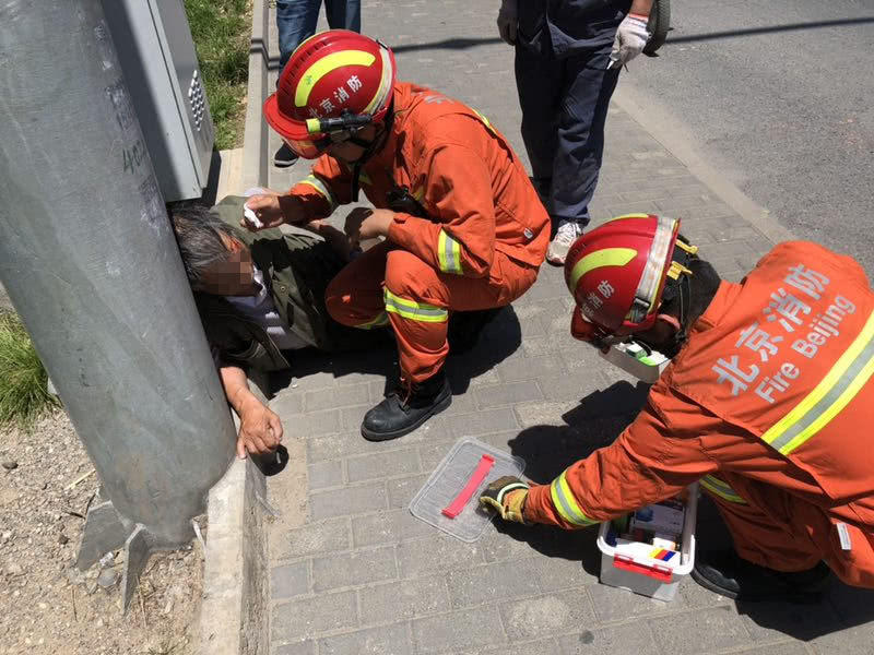 海淀消防員出警歸來遇受傷老人烈日下手舉墊布搭帳篷急救