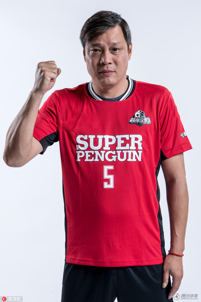 高清:企鹅名人赛范志毅定妆照 霸气一指气势逼人