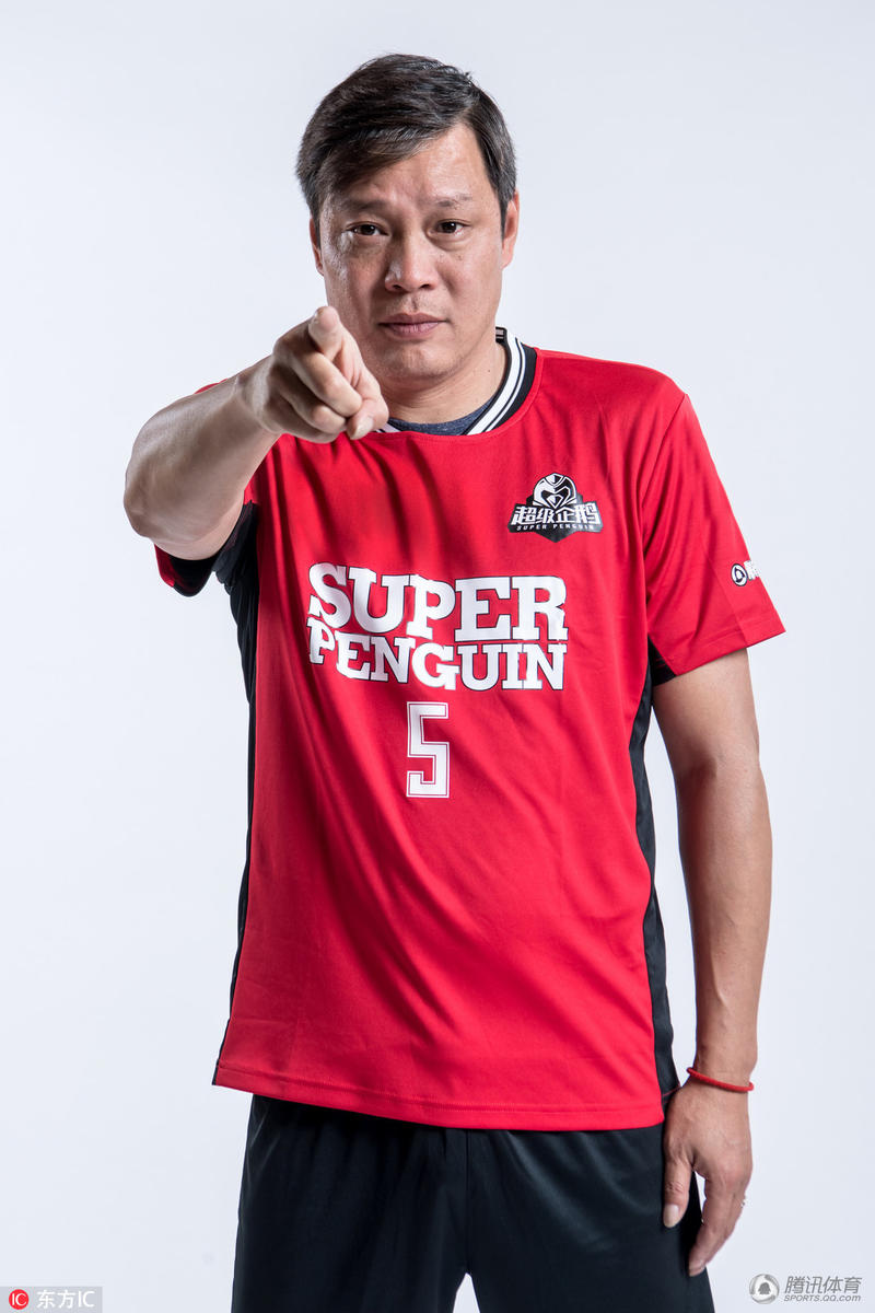 高清:企鹅名人赛范志毅定妆照 霸气一指气势逼人_体育_腾讯网