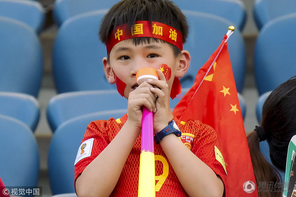 高清:小球迷助威u23国足 穿9号举国旗萌萌哒