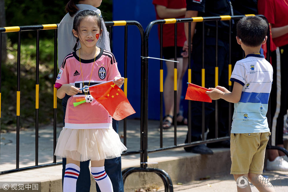 高清:小球迷助威u23国足 穿9号举国旗萌萌哒