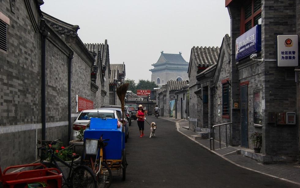 烟袋斜街 烟袋斜街位于北京市地安门外大街鼓楼前,属西城区厂桥地界.