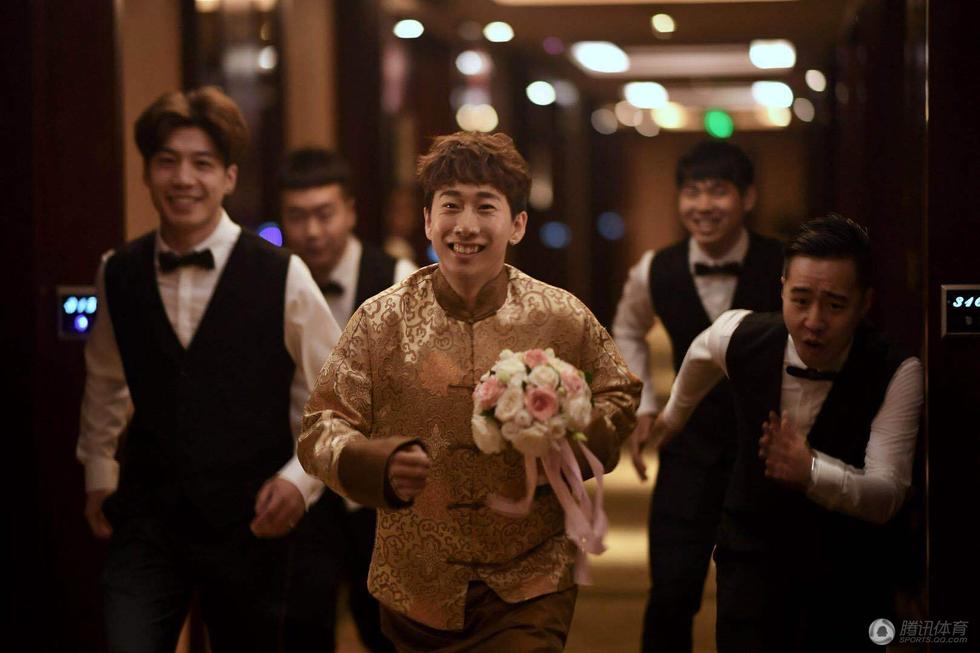 图为韩天宇与伴郎团接亲. 2018年06月19日14:18腾讯体育 隐藏图注