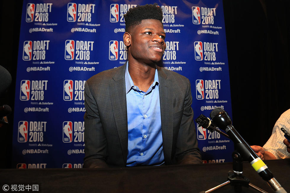 组图:选秀前瞻采访 艾顿帅气出境沃克放飞自我