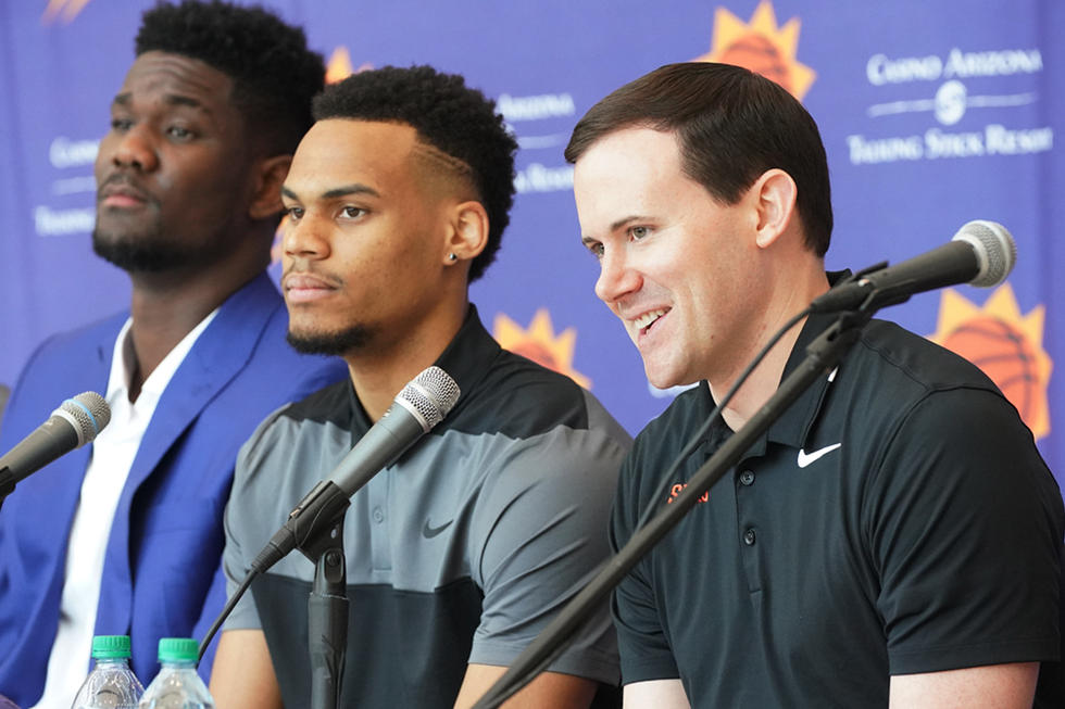 组图:太阳召开发布会 艾顿携手新秀亮相接受采访