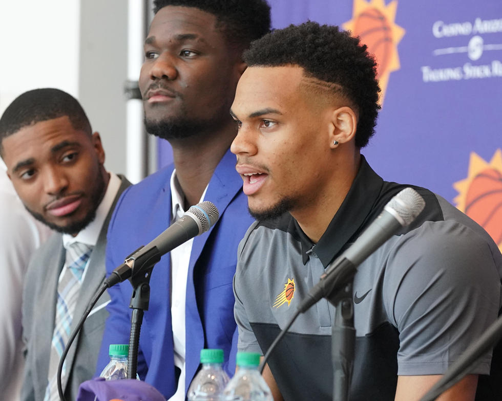 组图:太阳召开发布会 艾顿携手新秀亮相接受采访