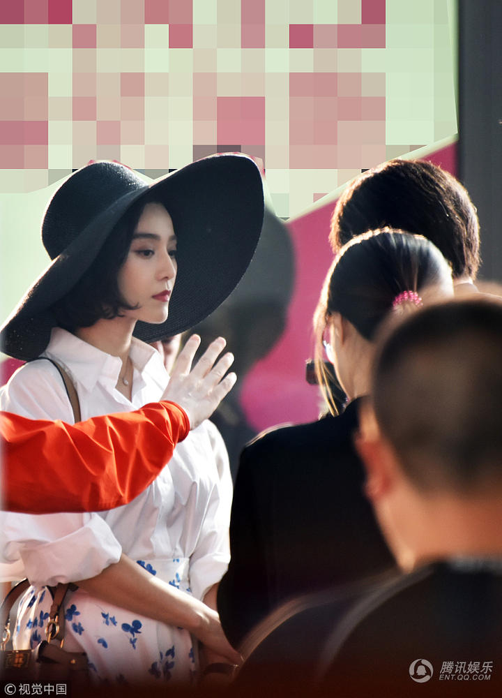 《手机2》片场照首曝光 范冰冰造型时髦,葛优有头发