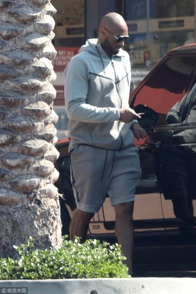 组图:科比休闲打扮独自现身 开车准备去哪浪?