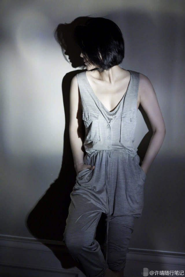 49岁许晴晒照风情万种,凌乱的短发轻撩面颊,眼神似醉非醉