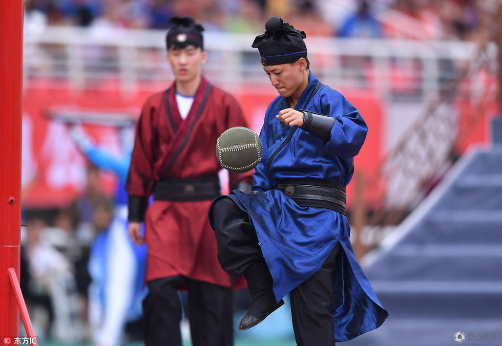 高清潍坊杯开幕式表演蹴鞠身着古装玩颠球