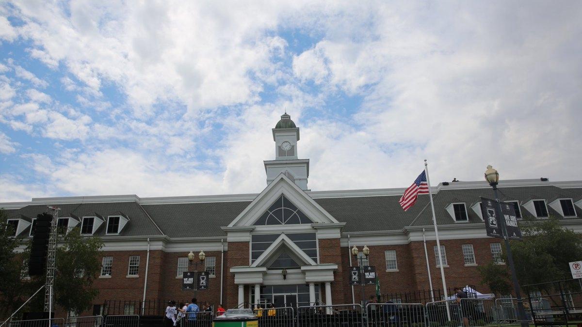 詹皇为家乡贫困儿童创立学校 骑士元素仍影响深远