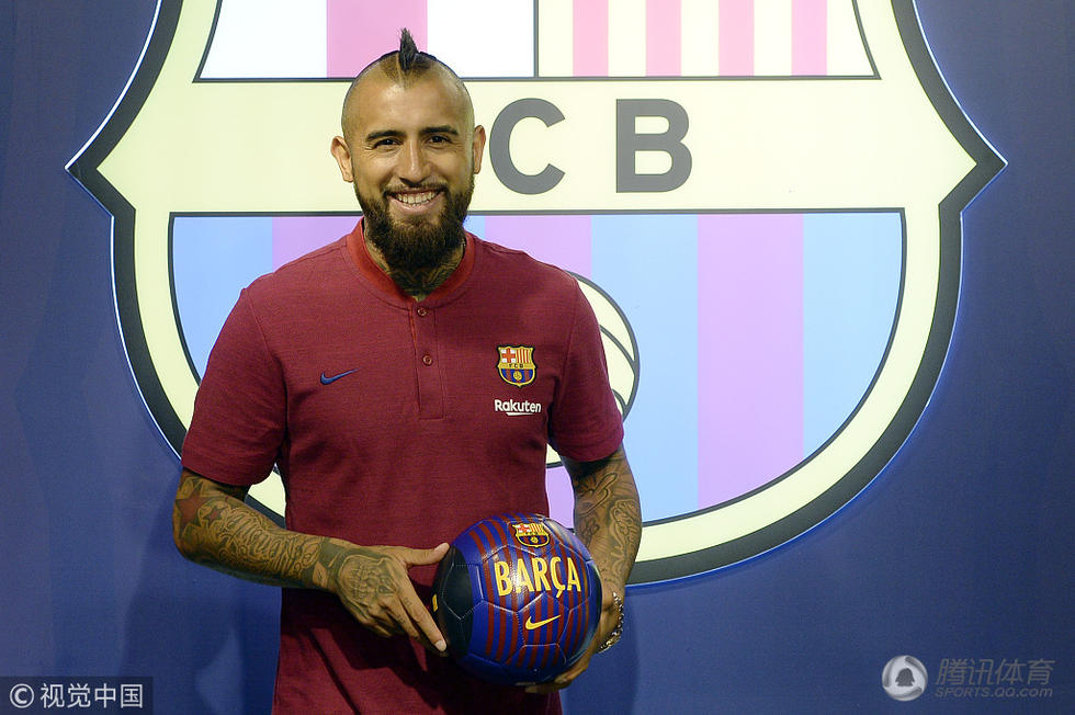 高清:比达尔亮相诺坎普心情大好 深情凝望巴萨队徽