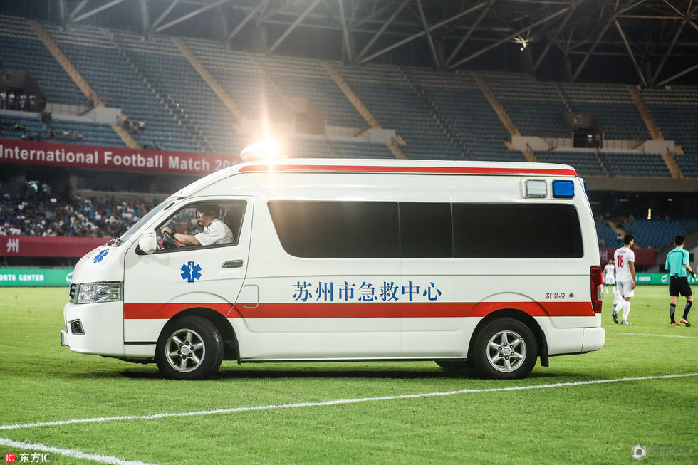 惊悚!伊朗门将对撞自家后卫 被救护车拉走