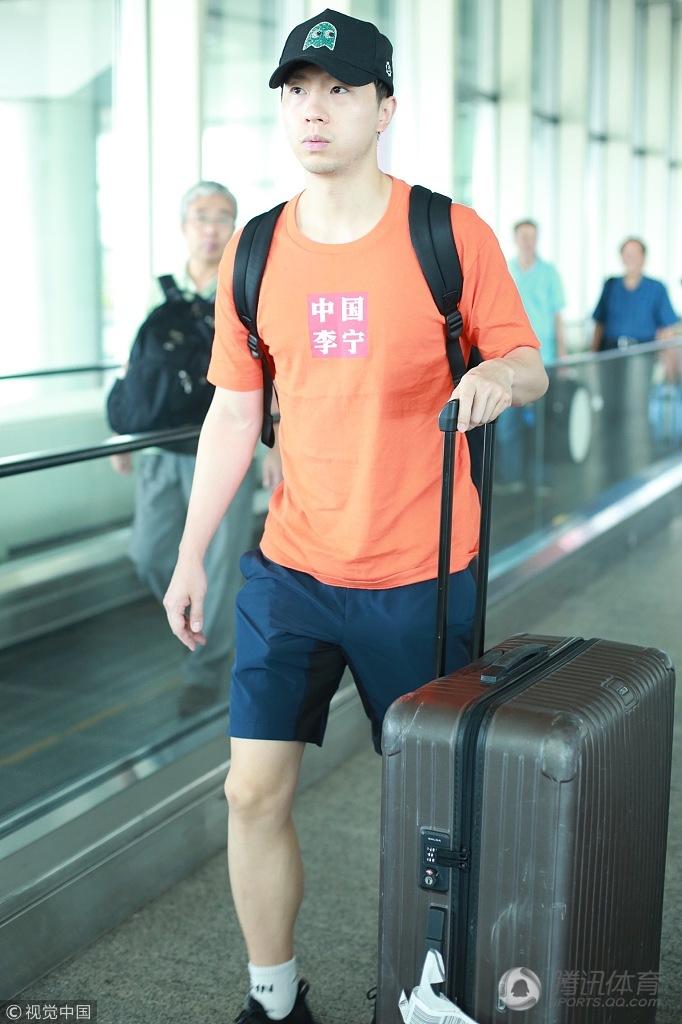 高清马龙亮橘潮t恤现身机场肤色白皙拉仇恨