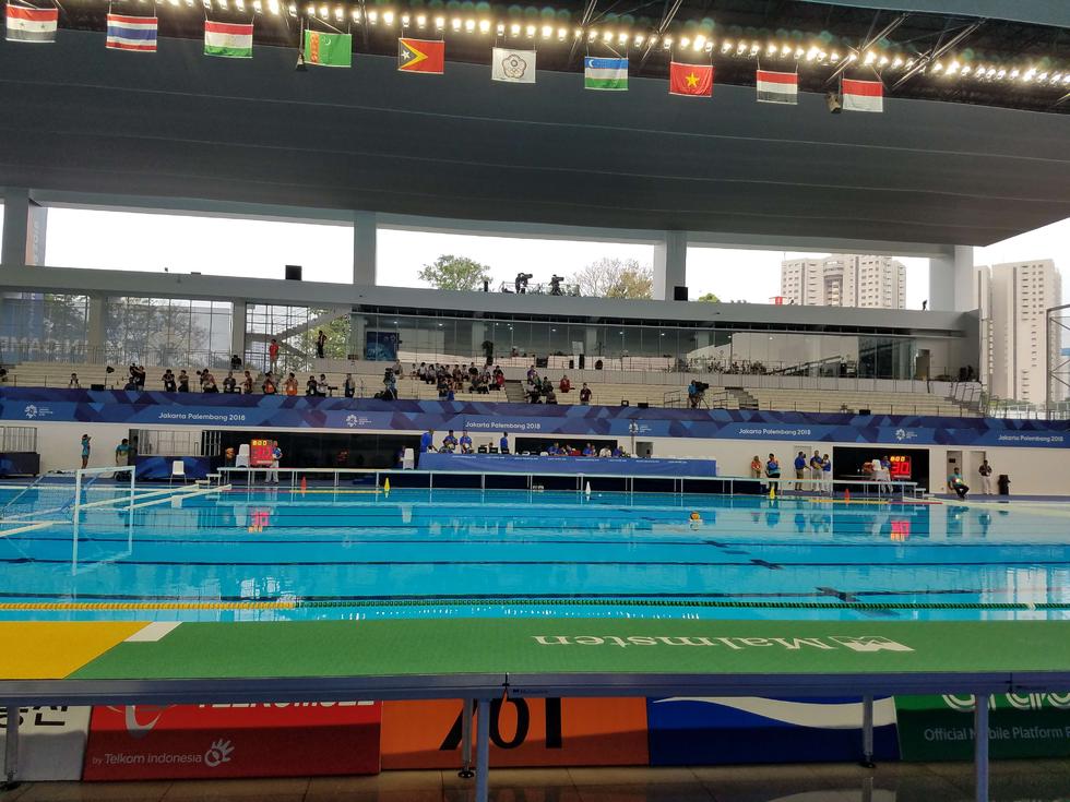 高清:中日女子水球对决火药味十足 场下上演应援战