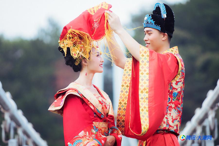 【高清】牛郎织女鹊桥相会 石燕湖玻璃廊桥上演"复古婚礼"