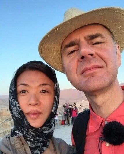 金星与老公汉斯在意大利复婚 身披白纱一脸幸福