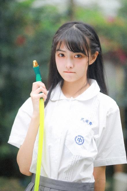 组图:成都校花晒夏日写真 圆脸也可以性感和可爱