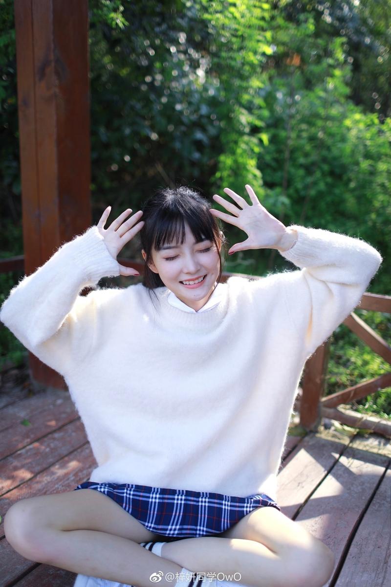 组图:成都校花晒夏日写真 圆脸也可以性感和可爱