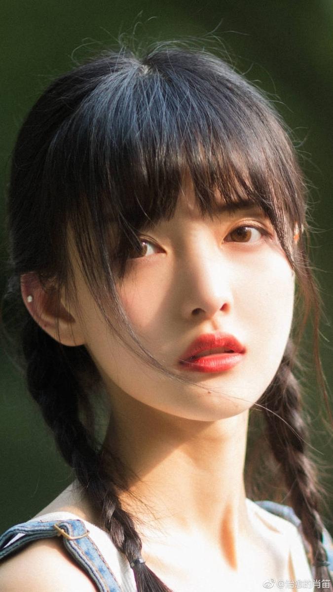 组图:成都校花晒夏日写真 圆脸也可以性感和可爱