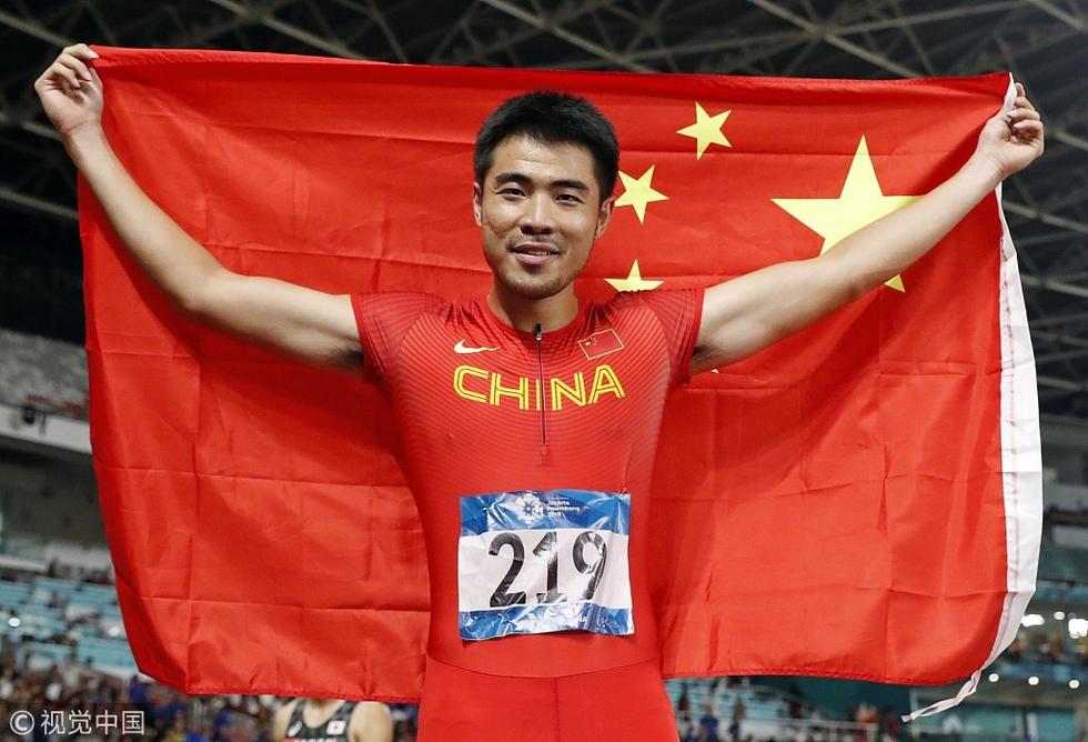 高清:110米栏谢文骏成功卫冕 手指霸气比一
