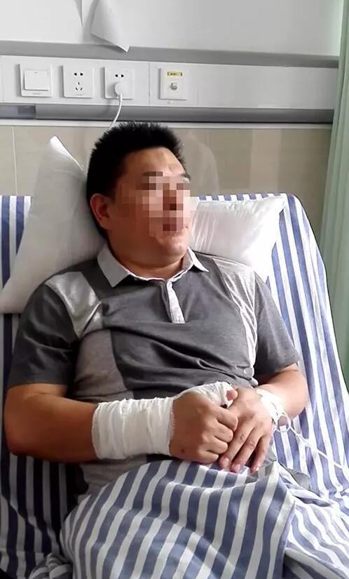 事发襄阳 多人闯入医院手术室交换间殴打医生
