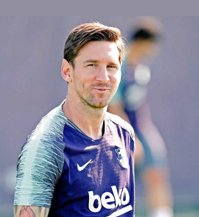 梅西终于刮掉了大胡子"返老还童" 这侧脸简直年轻了10岁