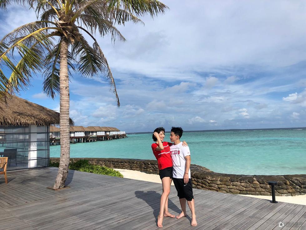 邹凯周捷夫妇马尔代夫过中秋节 海边浪漫相拥羡煞人