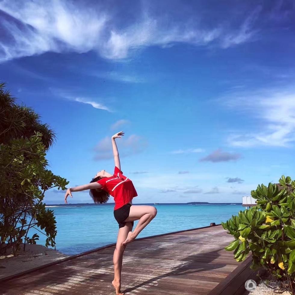 邹凯周捷夫妇马尔代夫过中秋节 海边浪漫相拥羡煞人