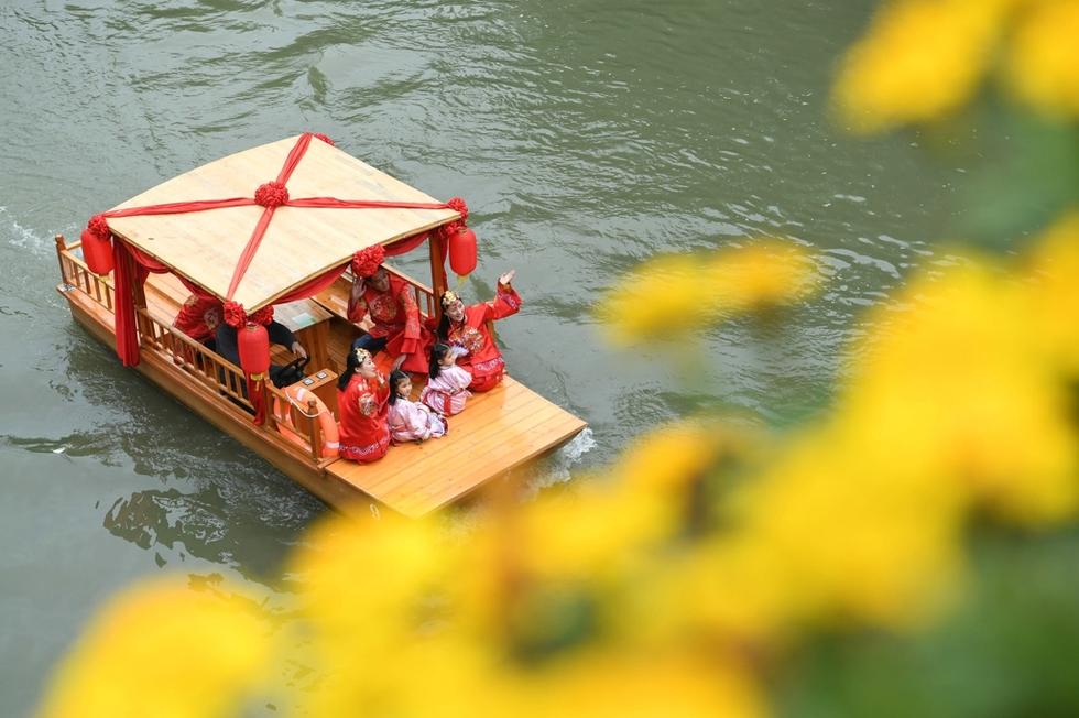 杭州宋城举行双胞胎水上中式婚礼,看晕现场游客