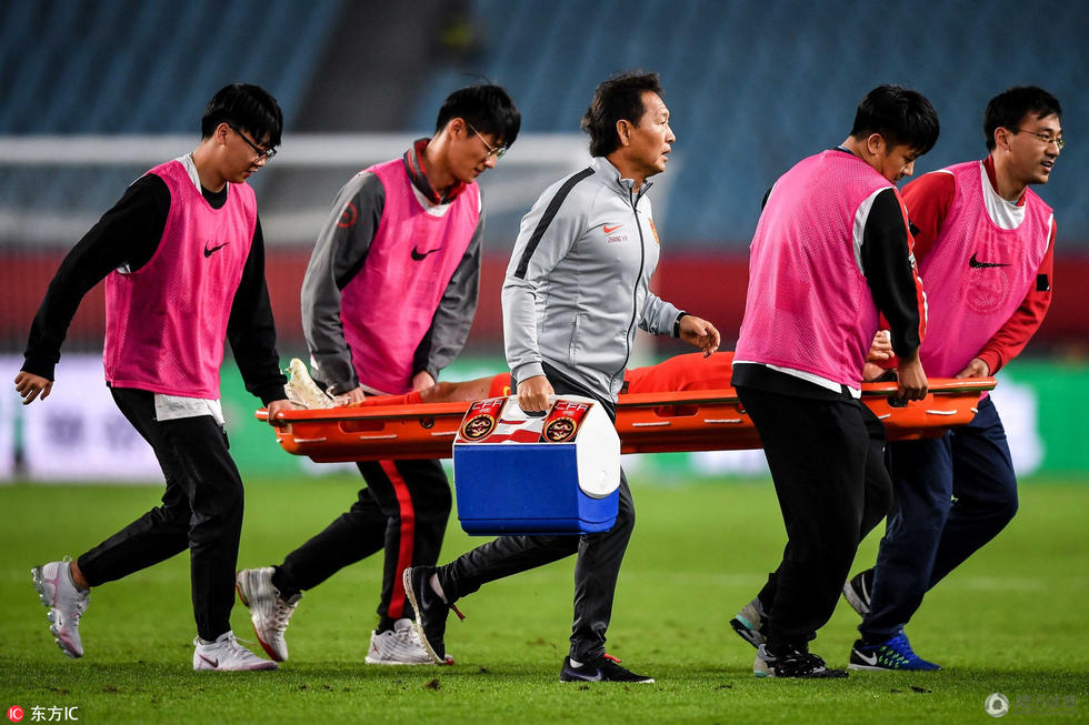 高清:于海受伤被担架抬出场 两人搀扶下走出通道