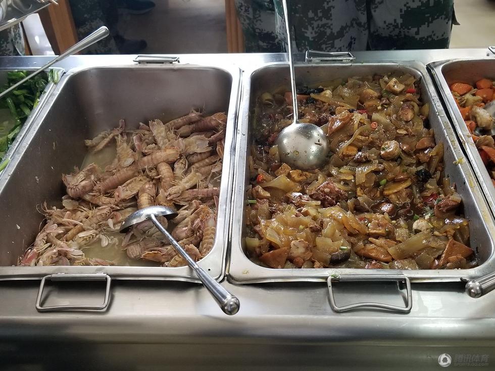 组图:苏炳添称厕所太难射击0环 军训食堂伙食丰盛"豆腐块"亮眼