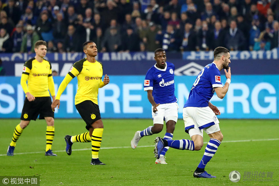 高清:多特赢得鲁尔区德比众将欢呼 沙尔克球员垂头丧气