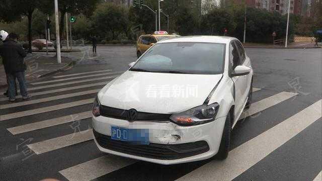上海雨天路滑车祸多发 浦东两车相撞气囊弹出