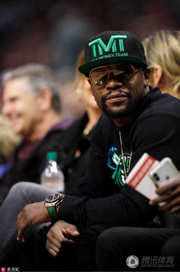 高清梅威瑟场边观战nba常规赛快船输球他也无笑容