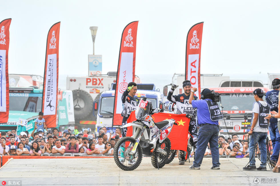 高清:达喀尔拉力赛举行发车仪式 中国摩托车手赵宏毅,张敏挥手致意