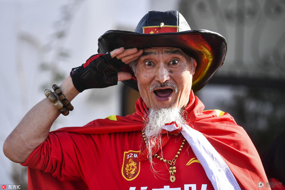 1/6腾讯体育1月16日讯 著名球迷罗西与中国龙之队到达中韩大战的现场