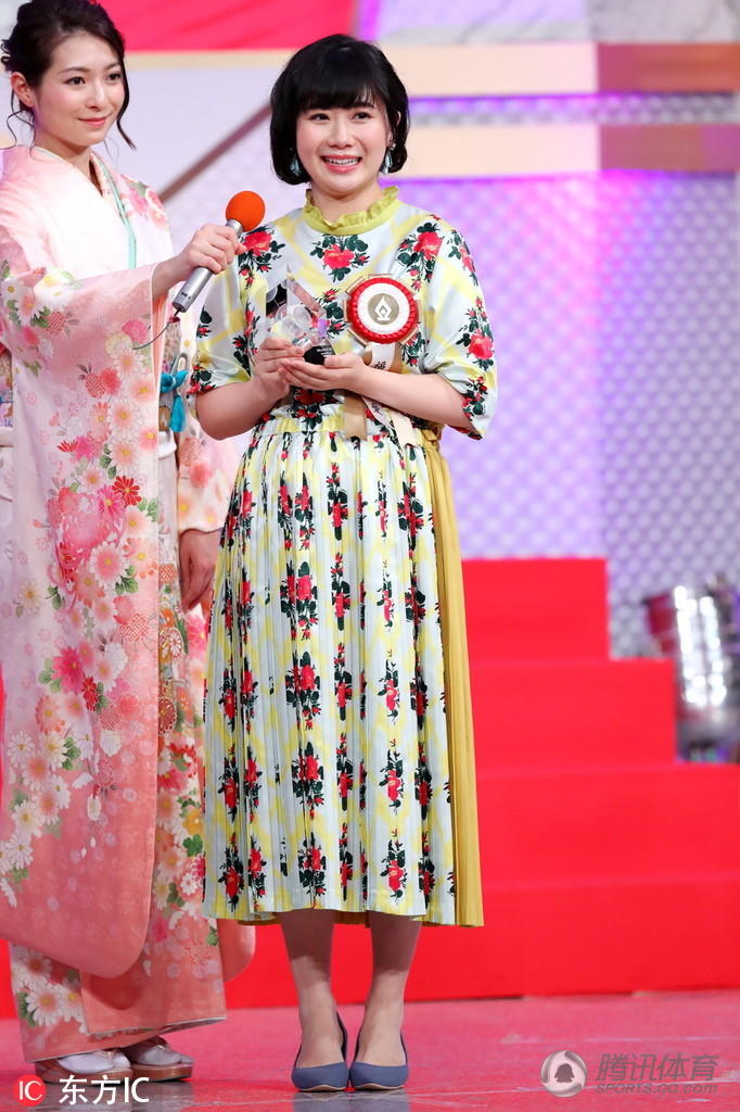 组图:福原爱挺孕肚领奖 蓬松裙装可爱十足