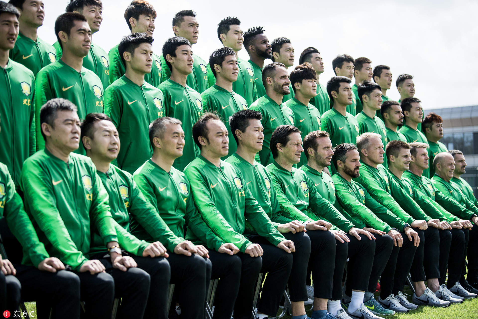 高清:国安拍全家福创意写真 两大颜值担当在哪里