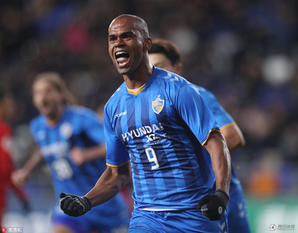 上港客场0-1不敌蔚山现代,下半场替补出场的儒尼奥尔利用角球机会打入