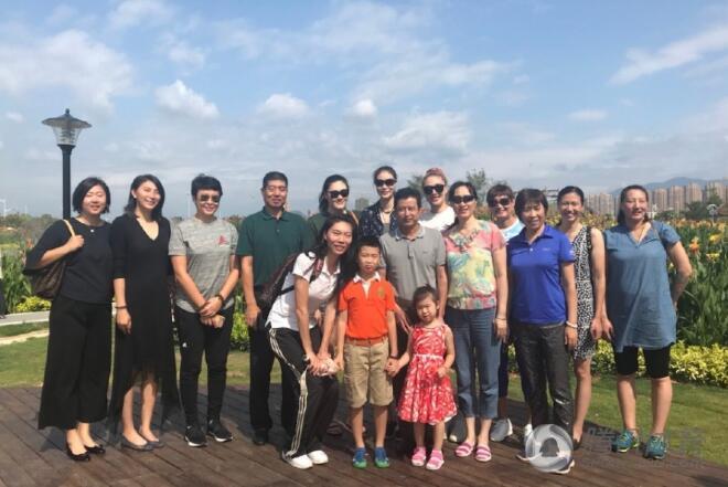 红衣赵蕊蕊还似当年那样美 前女排国手团探望陈忠和