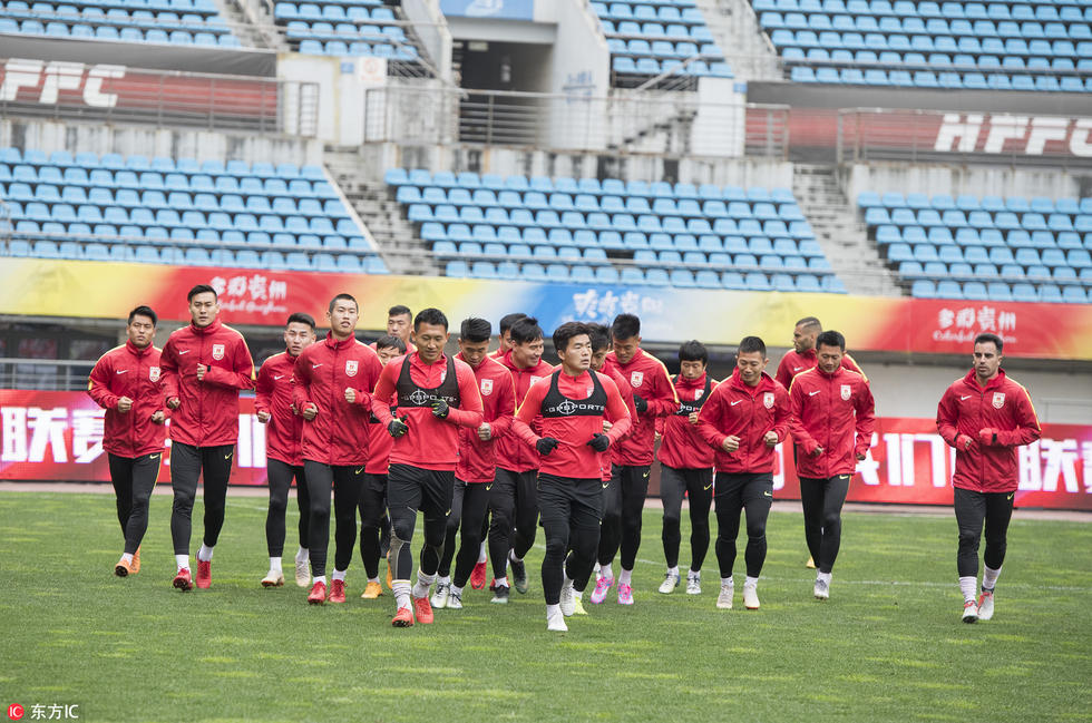 高清:长春亚泰赛前训练 队员积极备战为冲超