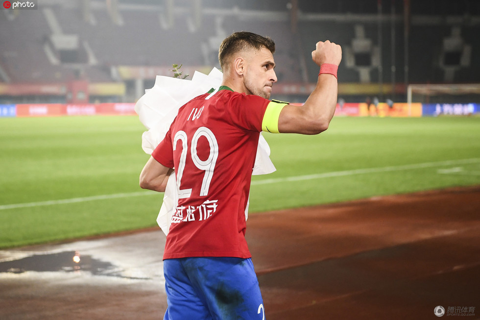 高清:建业赛后谢场伊沃手捧鲜花挥拳庆祝致意球迷